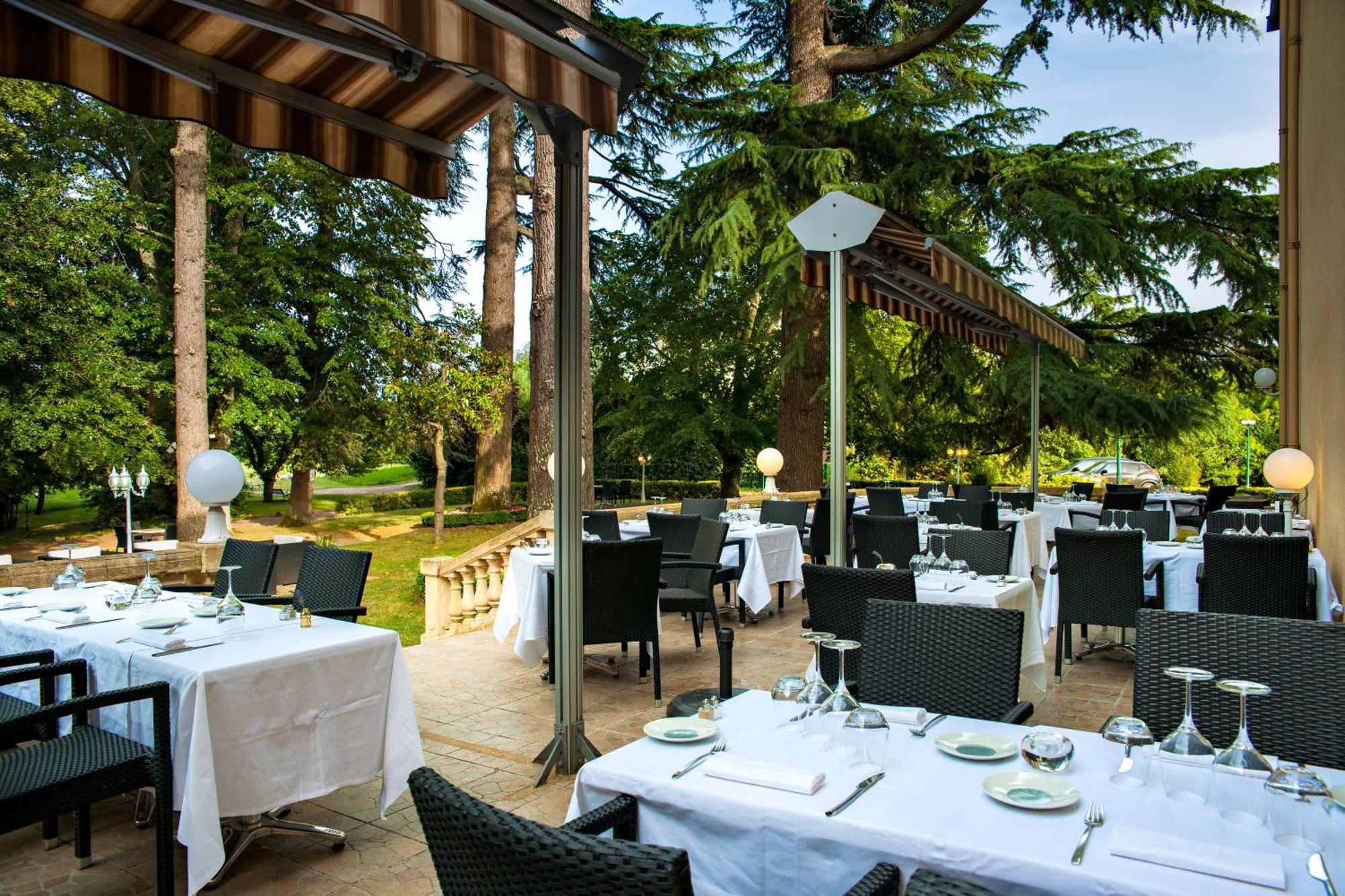 Hotel Restaurant Du Chateau De La Tour Beguey Buitenkant foto